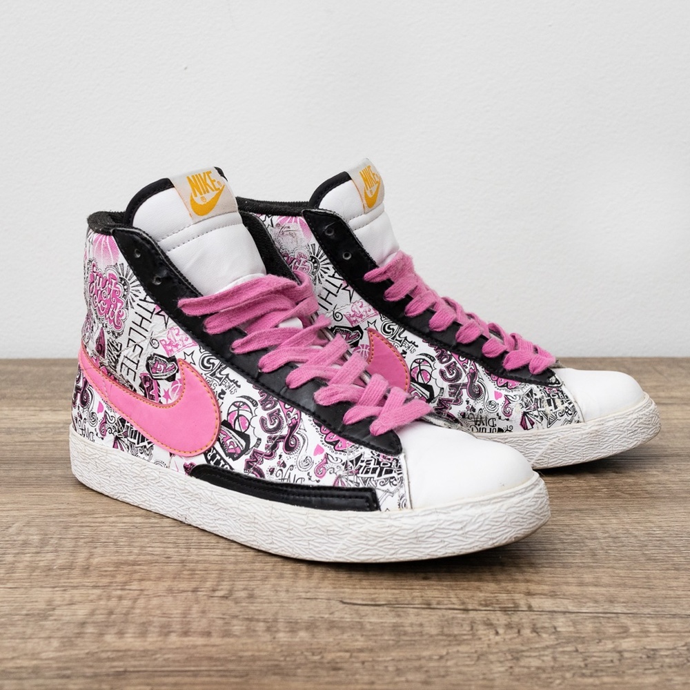 Women/Youth Size 5.5y  Nike Graffiti Blazers White Pink